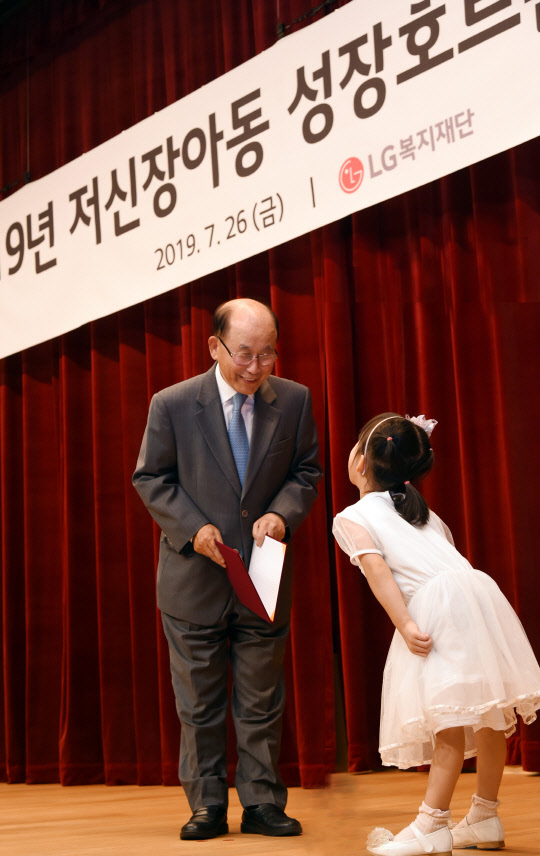 지난 26일 오후 여의도 LG트윈타워에서 열린 ‘저신장아동 성장호르몬제 기증식’에서 이문호 LG복지재단 대표이사(왼쪽)가 어린이에게 기증서를 전달하고 있다.   LG 제공